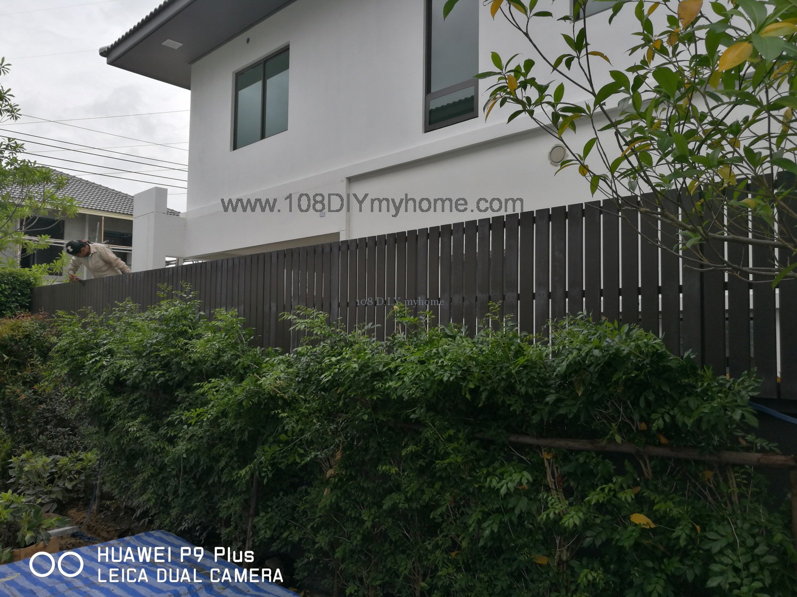 จะเลือกใช้ระแนงบังตาแนวตั้งหรือระแนงบังตาแนวนอนดีสำหรับรั้วข้างบ้าน ระแนงบังตา